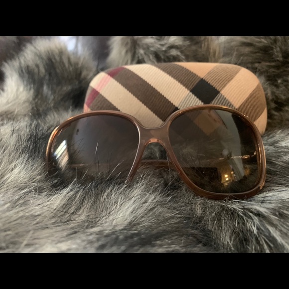Burberry sunglasses 😎 - Picture 2 of 3